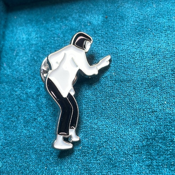Pulp Fiction Dancing Duo lapel pins - Picture 2 of 4